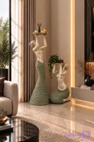 بانو افریقایی میزبان نشسته(کنار سالنی)