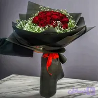 دسته گل رز ۲۰ شاخه با ژپسوفیلا و کاور مشکی | هدیه‌ای خاص و ماندگار در ارومیه