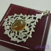 گردن آویز زنانه نقره قلمزنی طرح گل و مرغ عقیق زرد شرف الشمس طبیعی