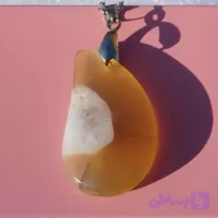 آویز عقیق فانتزی ، چنگ استیل ،عقیق زرد شرف شمس با هاله ژئودی .صددرصد طبیعی با ضمانت مکتوب اصالت.برند دُرسیم