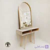 قاب آینه و میز چوبی