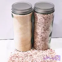 نمک صورتی 1400گرمی در ظرف شیشه ای استوانه ای با درب کانتینری فلزی دهانه 82میلیمتر
