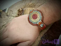 دستبند چرمی دور دوزی شده با حکاکی آیه شریفه تطهیر بر روی صفحه فولاد ضدزنگ و صفحه برنجی و نگین عقیق طبیعی
