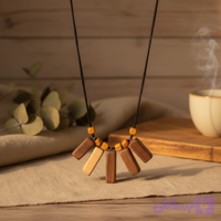 گردنبند چوبی با هنردست خلاقانه پرکار (متنوع)