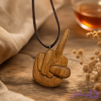 گردنبند چوبی با هنردست بروبابا