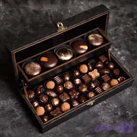باکس دو طبقه چوبی قهوه ای،حاشیه چرمی،بهمراه چاکلت اورئو وورق طلا