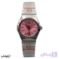 ساعت زنانه Omega Constellation نقره‌ای، صفحه صورتی بافت Sunray، بند استیل نقره‌ای، قاب گرد، طرح چهار پنجه، موتور کوارتز، قفل پروانه‌ای مخفی مدل 66900666