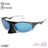 عینک ورزشی OAKLEY با فریم طوسی و سفید مات، شکل بیضی، لنز آینه‌ای، رنگ آبی و پلاریزه طرح Plantaris مدل OO9437