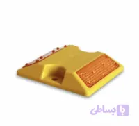 قطعه چشم گربه ای ترافیکی یک طرفه یکی از قطعات راهنمایی و رانندگی است که در شب ها برای بازتاب نور خودرو و نمایش ادامه مسیر به رانندگان کاربرد دارد که این مدل از جنس پلی کربنات ساخته شده است تعیین نام این محصول به این خاطر بوده که در شب این قطعه نور را منعکس میکند، در اصل به دلیل شباهت به چشم های گربه این نام برای آن گذاشته شده است. این محصول از جنس پلی کربتات ساخته شده است، پلی کربتات از خانواده پلیمرهای ترموپلاستیک است و یک نوع پلاستیک میباشد پلی کربنات سخت‌ترین ماده شفافی است که به عنوان گزینه‌ای مناسب بجای شیشه در بخش‌های مختلف ساختمانی و ساخت انواع تجهیزات مثل تجهیزات ایمنی و تجهیزات ترافیکی مورد استفاده قرار می‌گیرد. خرید چشم گربه ای ترافیکی یک طرفه امروزه انواع مختلفی از این قطعه چشم گربه ای ترافیکی وجود دارد که در طرح ها و رنگ های مختلف با کیفیت های گوناگون تولید می شود. شما می توانید برای تهیه این محصول با جنس درجه یک و مقاومت بالا از محصولات فروشگاه الو ایمنی دیدن کرده و اقدام به تهیه آن نمایید. در پایان لازم است در مورد روش اتصال به زمین آن هم بگوییم که چشم گربه ای ترافیکی با کمک چسب اپوکسی دو جزئی می توان به سطح زمین متصل شود. همچنین باید گفت برای نصب این قطعه لازم است حداقل 100 گرم چسب برای اتصال آن به زمین مصرف شود. ابعاد این محصول عبارت است از 100 میلی متر طول در 100 میلی متر عرض و 20 میلی متر ارتفاع که در انواع رنگ های قرمز، زرد و مشکی تولید می شود