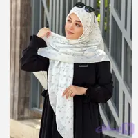 روسری نخ کاستوم طرح گل ریز زمینه سفید ابعاد 140 در 140