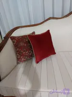 کوسن طرح خاتون مغزی دوزی شده پشت مخمل