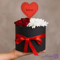 گل رز قرمز و گل مینا سفید در یک جعبه سیاه کد130 (ترکیه)