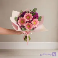 ژربراهای صورتی و گل ویلیام شیرین در یک دسته گل یاسی کد121 (ترکیه)