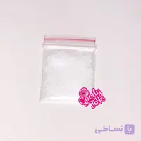 پودر بوراکس داخل ظرف کریستالی جهت ساخت اسلایم حدودا پنج گرمی
