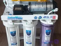 دستگاه تصفیه آب خانگی ۵ مرحله هوزینگی اسمز معکوس  شاسی فلز  کیفیت متوسطlivingwater