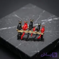 سنجاق سینه گربه‌ای نگین‌دار مشکی و قرمز نوراشاپ | بروچ فانتزی و خاص