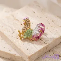 سنجاق سینه طرح خروس نگین‌دار نوراشاپ – بروش مجلسی رنگارنگ و خاص