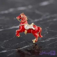 سنجاق سینه اسب چرخ‌وفلک نگین‌دار نوراشاپ | بروش قرمز کلاسیک و فانتزی