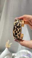 دستبند زنانه پهن مدل پلنگی جنس مخمل با استیل طلایی