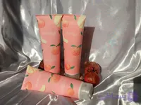 اسکراب و لایه‌بردار ملایم بدن حاوی عصاره هلو و نمک دریا (روشن‌کننده قوی پوست)