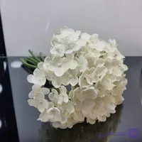 لوستر 9 شاخه مدرن ارتانزا رنگ سفید – طراحی شیک و مینیمال
