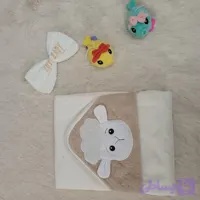حوله خشک کن کلاهدار نوزادی دخترانه و پسرانه طرح ببعی رنگ کرمی همراه لیف مارک Lovi baby