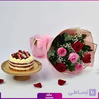 دسته گل رز قرمز و صورتی به همراه کیک قرمز
