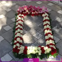 گل‌آرایی دور سنگ قبر دلتنگی