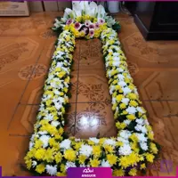 گل دور سنگ قبر آرام بخواب