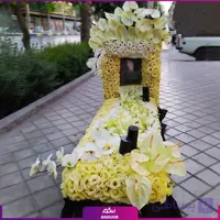 گل‌آرایی دور سنگ قبر سوز غم