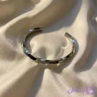 بنگل استیل مردانه مدل «پیچش» (Silver Twist) | مینیمال و رنگ ثابت