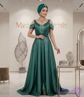 ماکسی مجلسی بلند سبز یشمی زنانه ترنیس مدل یقه هفت نگین‌دار _ کد ۴۲۶