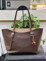 کیف دوشی و دستی زنانه سایز بزرگ coach با آویز آلبالو