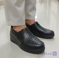 کفش طبی زنانه راحتی مشکی با رویه چرم صنعتی و پاشنه ۵ سانت مدل روزمره