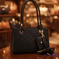 کیف زنانه دستی چرم مصنوعی طرح برجسته باآویزکاربردی و بندبلندقابل تنظیم