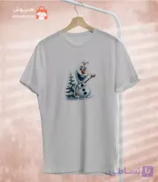 تیشرت اولاف Olaf کنار درخت کریسمس