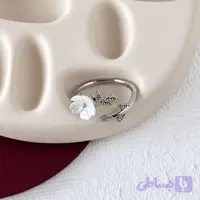 انگشتر زنانه طرح شاخه و برگ با گل سفید صدفی نقره‌ای