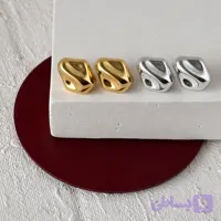 گوشواره میخی زنانه طرح دفرمه برجسته کوچک