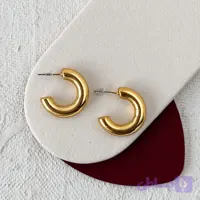گوشواره میخی زنانه نیم‌حلقه ضخیم طلایی