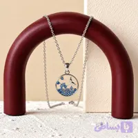 گردنبند زنانه با آویز دایره‌ای طرح دم وال نقره‌ای و نگین‌های آبی با زنجیر دیپلمات