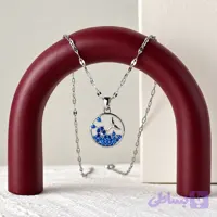 گردنبند زنانه با آویز دایره‌ای طرح دم وال نقره‌ای و نگین‌های آبی با زنجیر پولکی