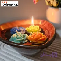 شمع گل رز شناور زیبایی روی آب در رنگ‌های جذاب