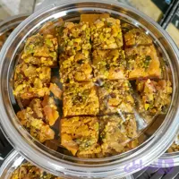 سوهان 350 گرمی حبه ای با تزیین پودر پسته