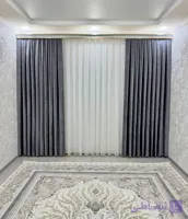 پرده پذیرایی حریر و مخمل شانل مدل پلیسه هر دو روی یک ریل نصب میشه عرض یک و نیم برای پنجره 3/5