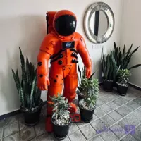 مجسمه فضانورد