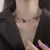 گردنبند پینترستی گل رز مشکی