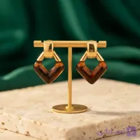 گوشواره آویز زنانه رزینی طرح لوزی مدل کهربایی (کد ۴۰۲۶)؛ جذابیت بی‌نظیر استایل‌های مدرن!