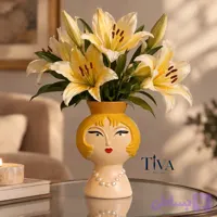 گلدان دکوراتیو دختر موطلایی با گردنبند مرواریدی