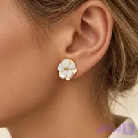 گوشواره میخی زنانه طرح گل بابونه صدفی با پایه استیل طلایی