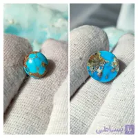 پک دو عددی سنگ فیروزه شجری نیشابوری، ذات عالی شجری با رگه های عنکبوتی طلایی و شجری مصور، رنگ کمیاب و خاص آبی محک و آبی گل کاسنی، تراش گرد باب رکاب، جلای آینه ای و فوق العاده درخشان، مناسب برای انگشتر، دستبند و مدال، با ضمانت اصل نیشابور، زنده و طبیعی.